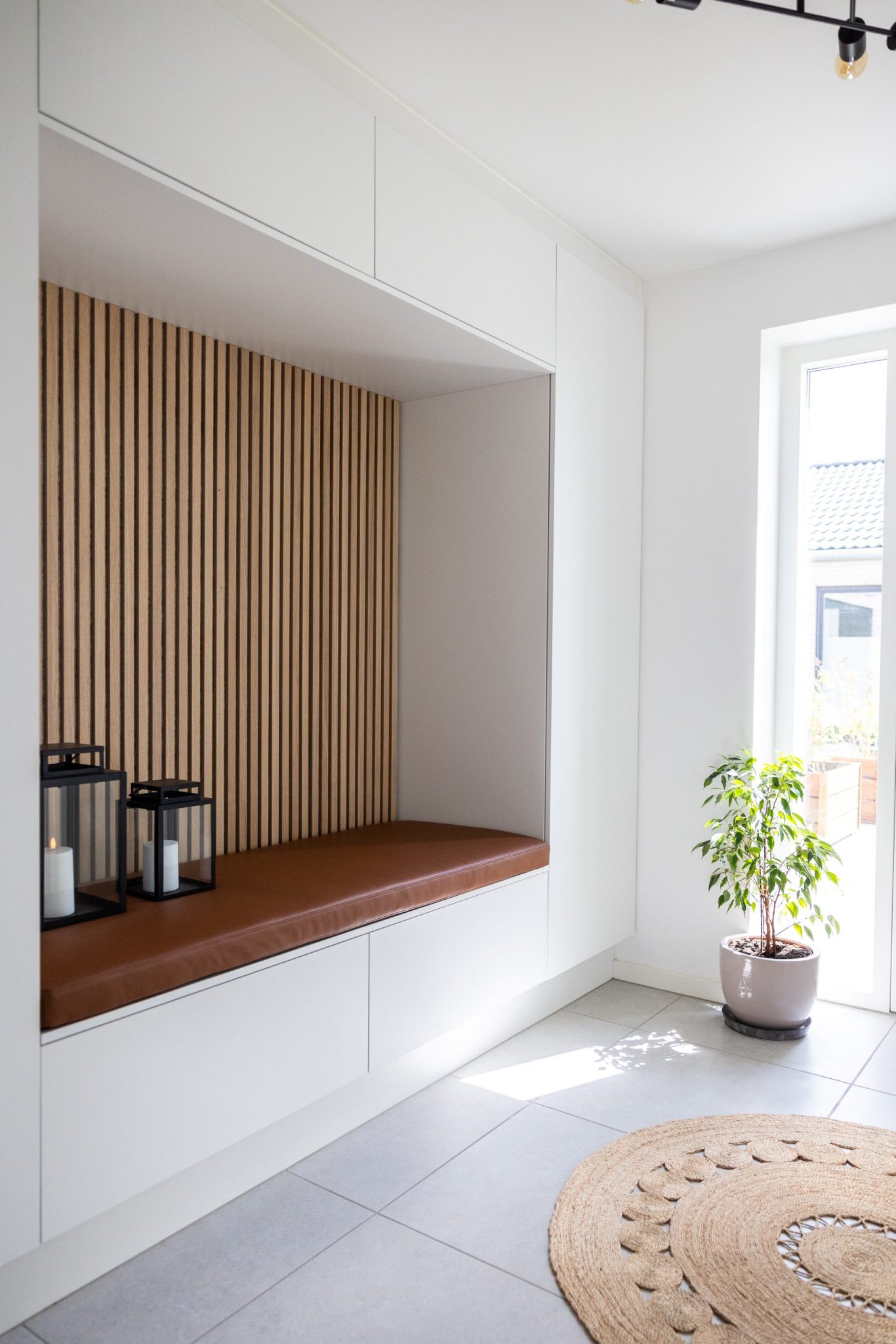 akupanel-classic-oak-grey-felt-alcove-hallway
