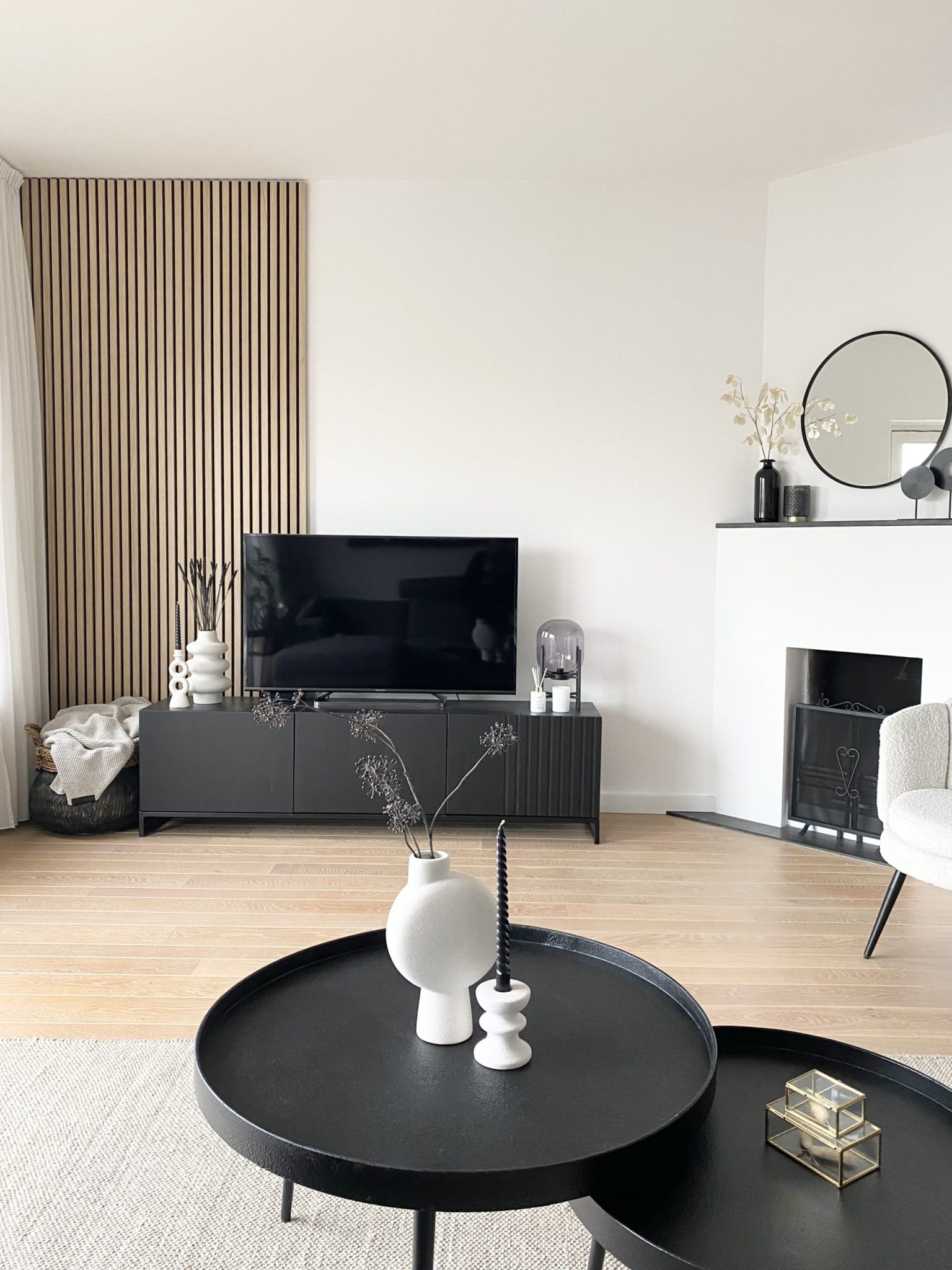 classic-oak-black-felt-behind-tv3