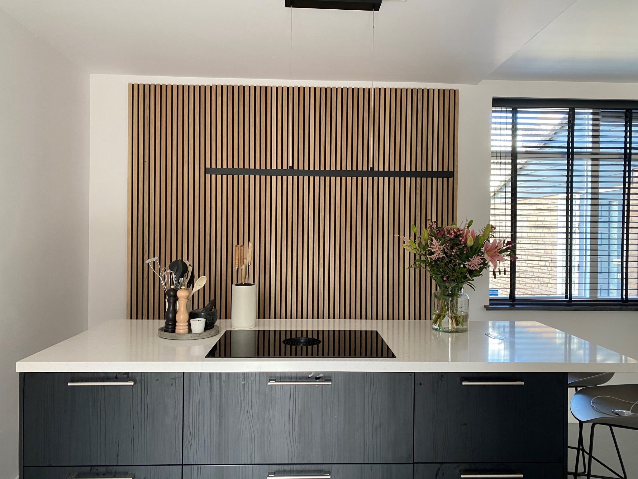 akupanel, classic oak black felt, kitchen, NL. @lindanijhuis